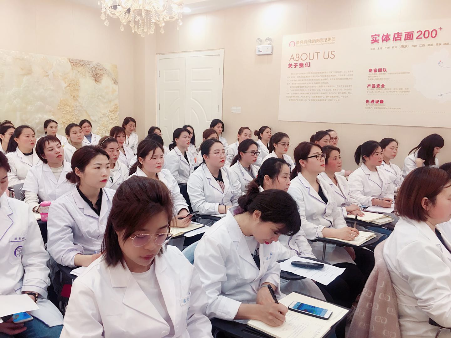 产后恢复理疗师培训，产后恢复师，你的高薪新选择！