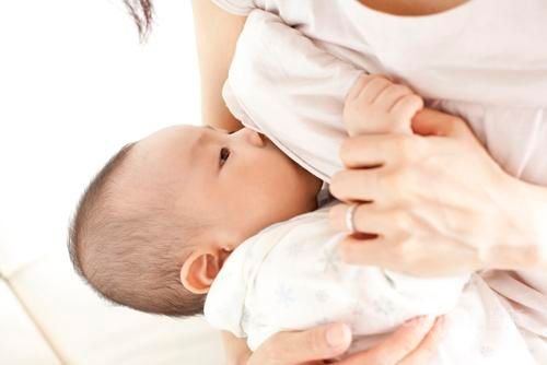 母乳喂养之后，怎么才能让胸部不小不皱巴？