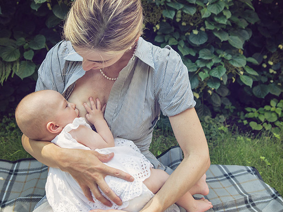 预防哺乳期乳腺炎，正确的喂奶姿势很重要