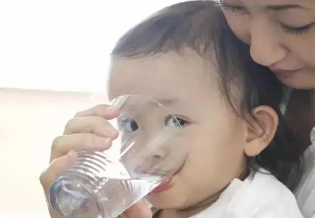 这3个时间段别“强迫”孩子喝水，会增加脾胃负担，伤害孩子健康