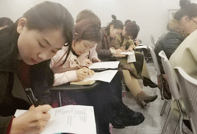 漂亮妈妈员工培训中